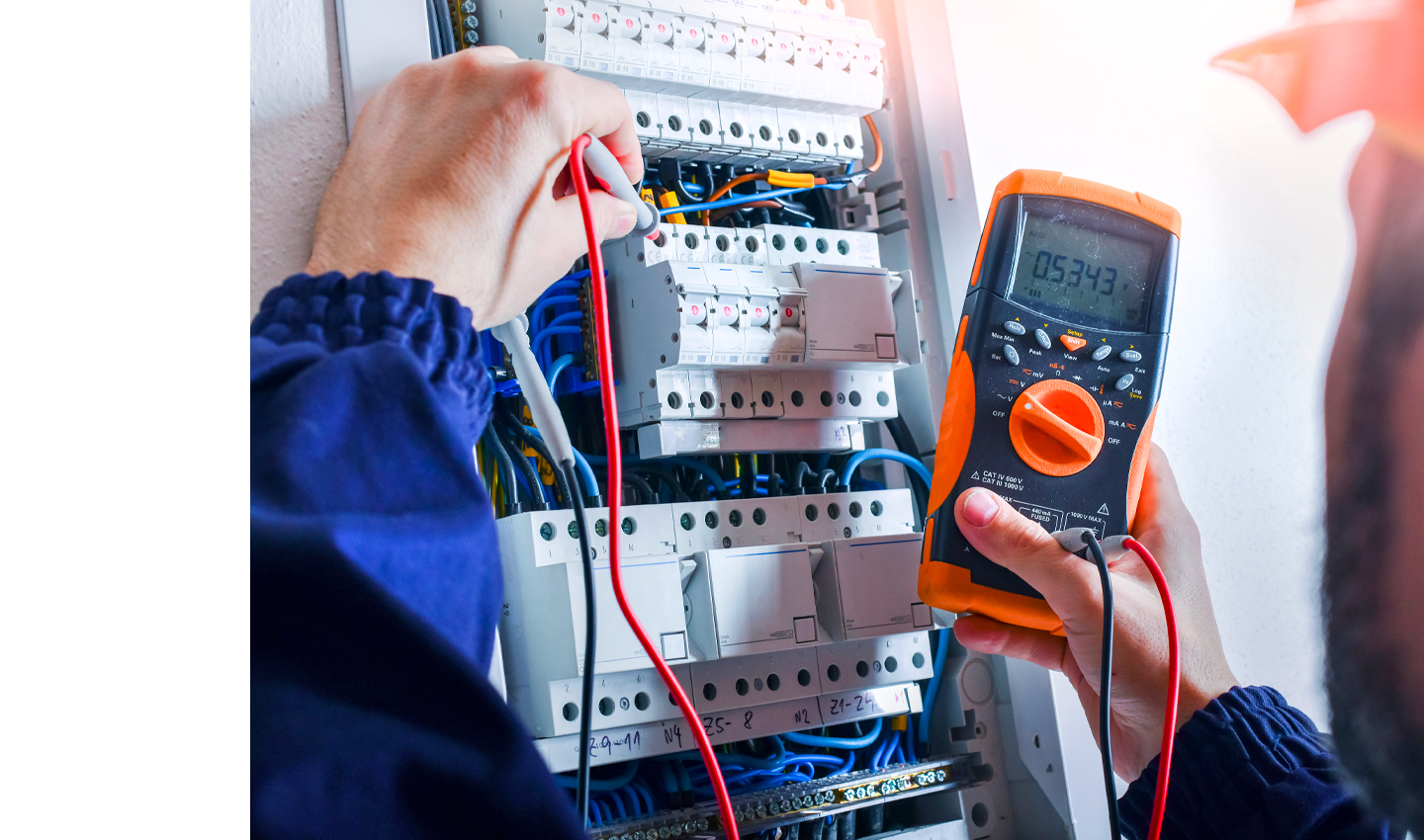 ENEL X cuenta con equipos para facilitar la normalización de instalaciones eléctricas para tu empresa
